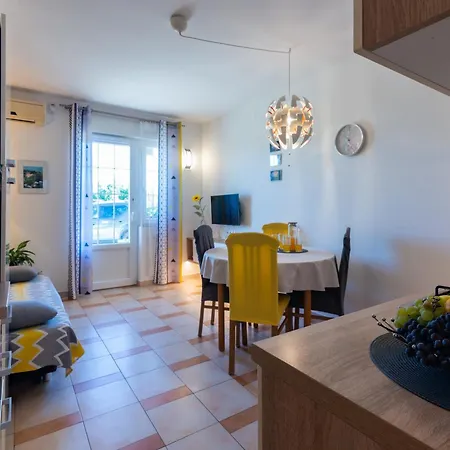 Apartament With Parking Space Vrbnik, Krk - 5392 Vrbnik (Primorje-Gorski Kotar)